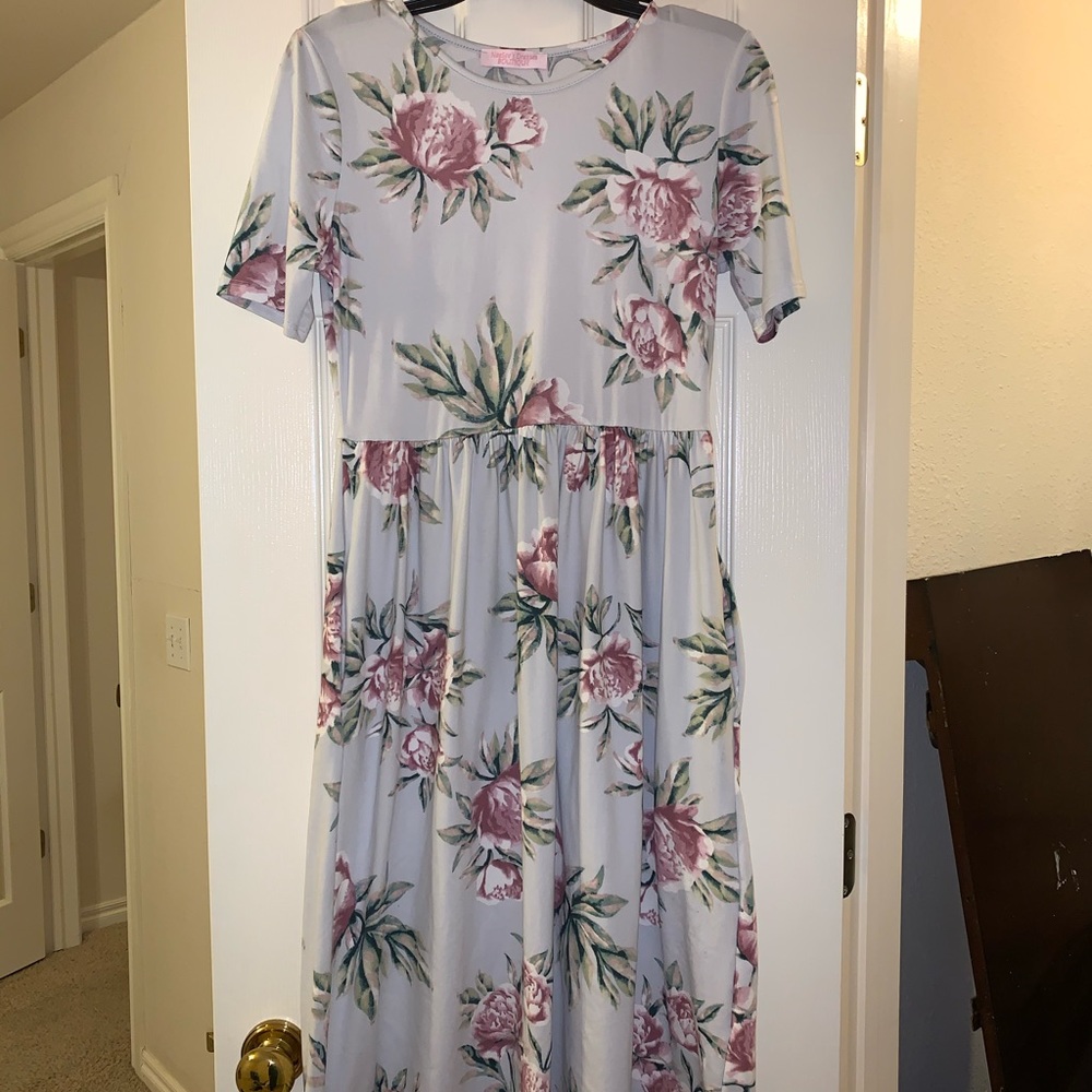 Gray floral knee length dress w/ pockets! Super comfy & soft. Rarely worn